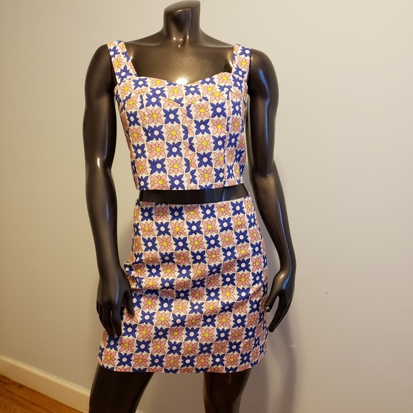 Nicole Miller Tops - HP Nicole Miller Daisy Field Crop Top Sz Small NEW